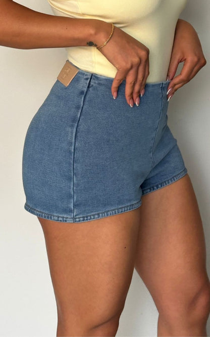 SHORTS LOLA CELESTE CLASICO | ANGIE ARIZAGA JEANS